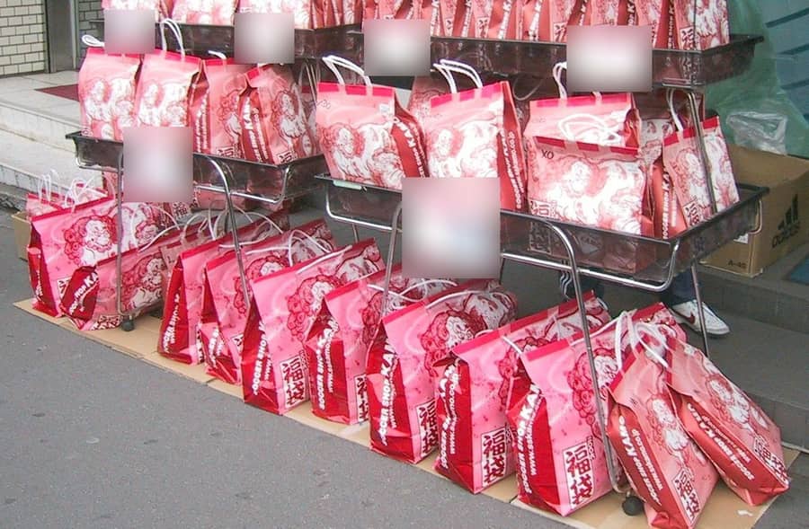 「福」と書かれた袋がずらり。お店の前に並ぶのも、お正月の風物詩です。