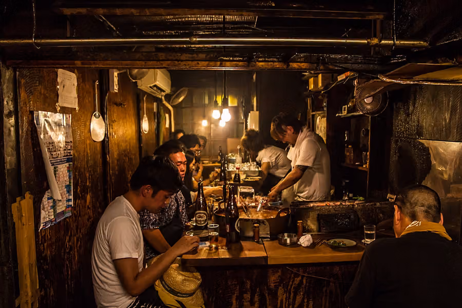 Cómo ir a un izakaya o a un bar de pie en Tokio: otoshi, cómo pedir y los callejones yokocho