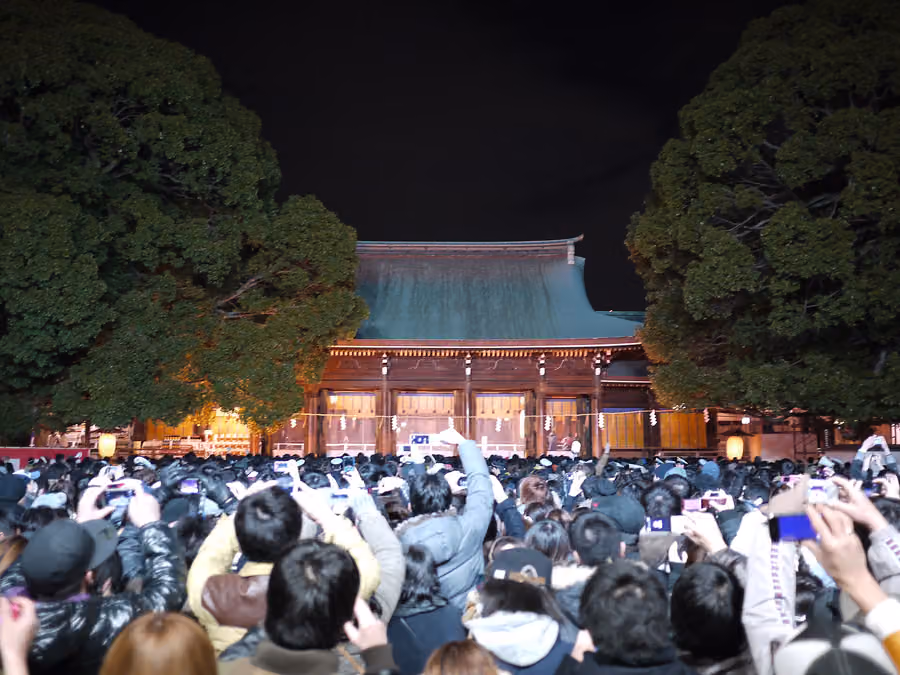 Fin de año en Tokio: de Navidad a Año Nuevo, hatsumode, cuenta atrás, bolsas de la suerte, cierres y trenes