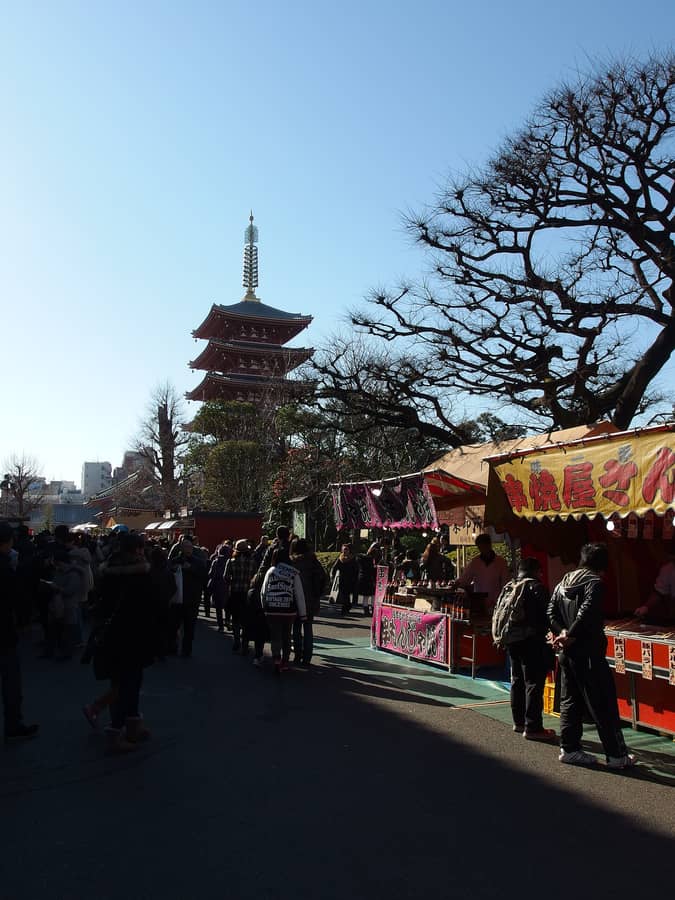 仲見世通りから本堂まで、初詣の人でいっぱいに。屋台も並び、お祭りのようなにぎわいです。