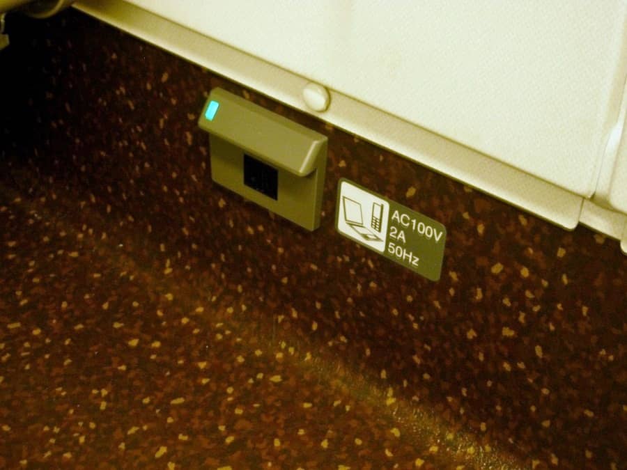 日本的電源插頭與電壓指南:需要轉接頭嗎?各國對照表(美國、台灣、西班牙、瑞典等)