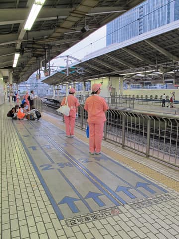 ホームにきれいに並ぶ